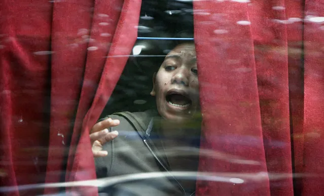 A woman evacuated from the besieged Trident-Oberoi Hotel looks out of a bus in Mumbai, November 2008. (Photo by Desmond Boylan/Reuters)