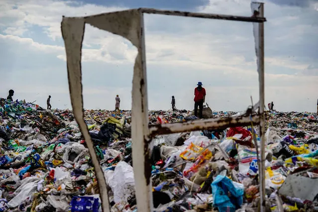 Recyclers are seen scouring Richmond sanitary landfill site for material on 2 June 2018. Plastic waste remains a challenging waste management issue due to its non-biodegrable nature, if not managed properly plastic end up as litter polluting water ways, wetlands and storm drains causing flash flooding around Zimbabwe's cities and towns. Urban and rural areas are fighting the continuous battle against a scourge of plastic litter. On June 5, 2018 the United Nations mark the World Environment Day which plastic pollution is the main theme this year. (Photo by Zinyange Auntony/AFP Photo)