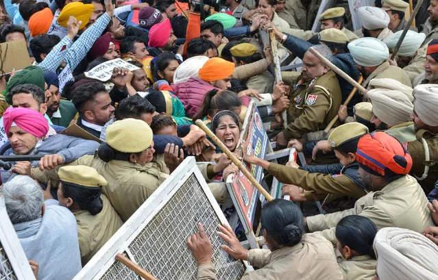 Indian police personnel block unemployed Indian teachers, as they march towards the residence of Punjab Education Minister Om Parkash Soni during a protest against the Punjab state government to demand jobs in Amritsar on January 25, 2019. (Photo by Narinder Nanu/AFP Photo)