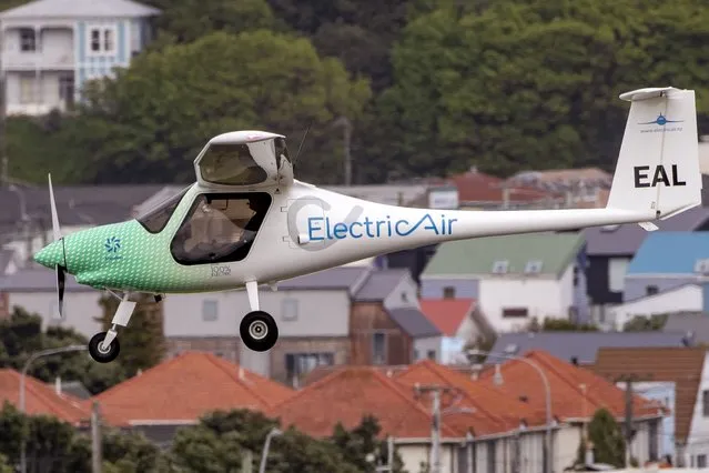The ElectricAir plane is on approach before landing at Wellington Airport in Wellington, New Zealand, Monday, November 1, 2021. Seeking to highlight the potential for green aviation as a pivotal climate change conference opened in Glasgow, New Zealand pilot Gary Freedman made the first-ever flight over Cook Strait in an electric plane. (Photo by Mark Mitchell/New Zealand Herald via AP Photo)