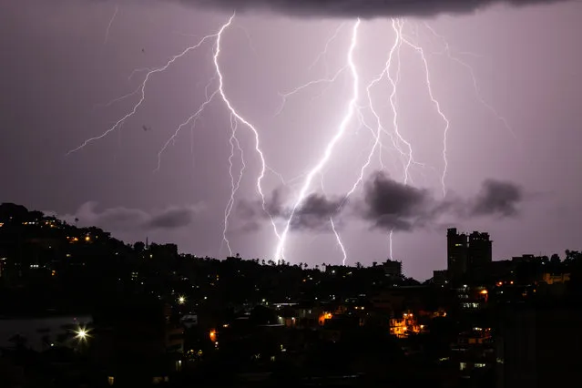 A view of an electric storm in Acapulco, Mexico, 27 August 2018. The Tropical Wave Number 32, which will cross the center and the south of Mexico, the approach of a new tropical wave towards the Yucatan Peninsula, areas of higher atmospheric instability that will cover a large part of the country, reported the National Water Commission (Conagua). (Photo by David Guzman/EPA/EFE)
