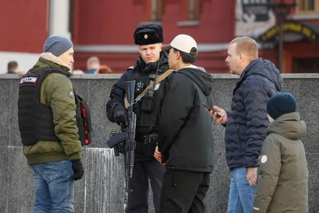 Police officers keep watch near the Red Square amid tighten security measures in the wake of a terrorist attack at the Crocus City Hall concert venue, in Moscow, Russia, 27 March 2024. (Photo by Yuri Kochetkov/EPA/EFE)