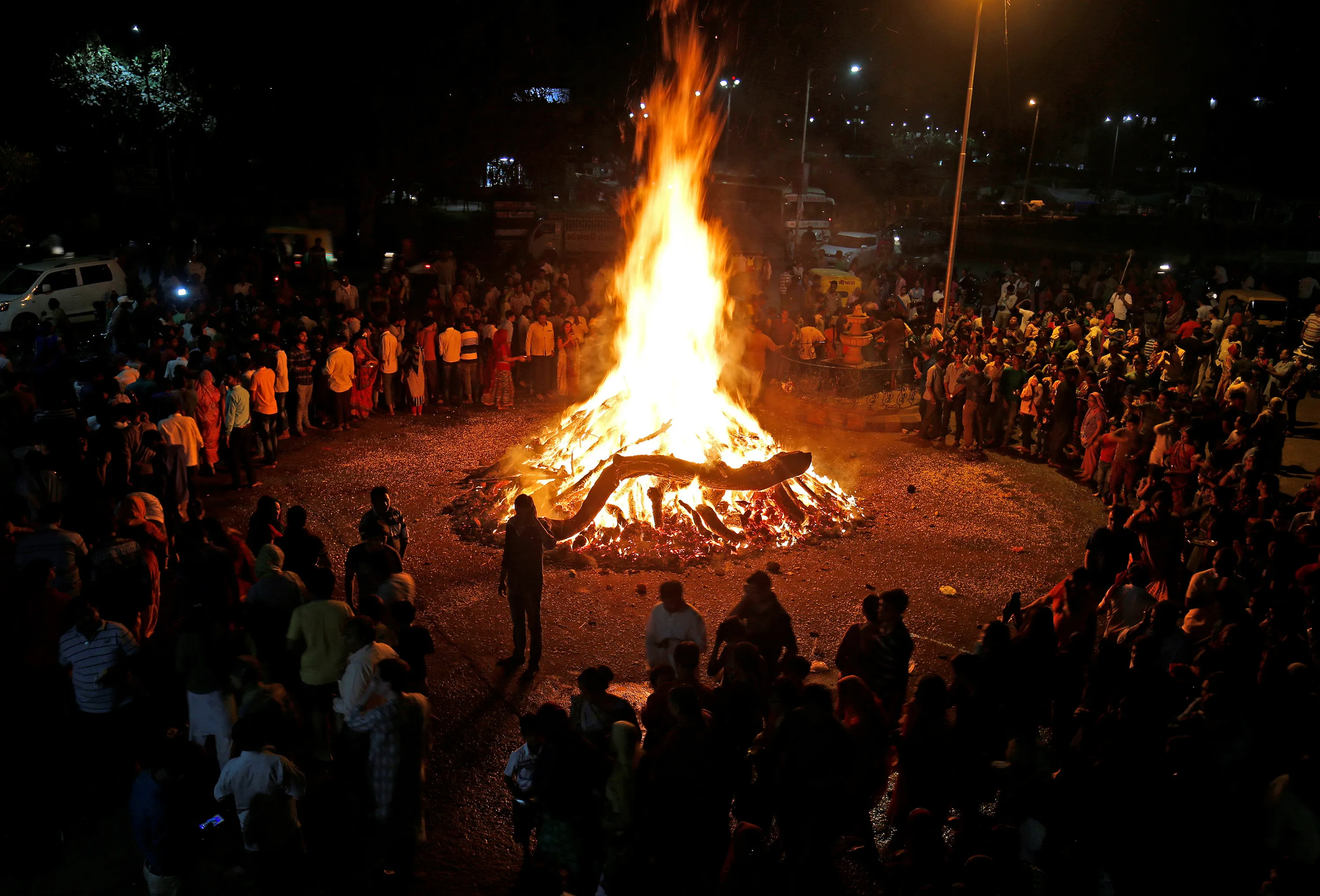 Где сжечь вещи. Фестиваль Холи в Индии костер. Праздник Холи сжигание чучела. Демоница Холика Индия.