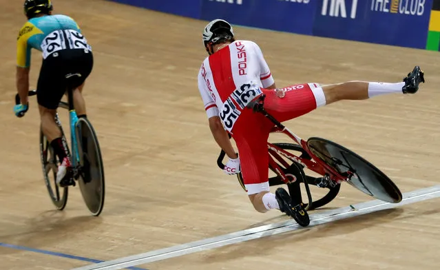 Poland' s Szymon Sajnok falls during the men' s omnium elimination race at the World Track Cycling championships in Hong Kong, Saturday, April 15, 2017. (Photo by Bobby Yip/Reuters)
