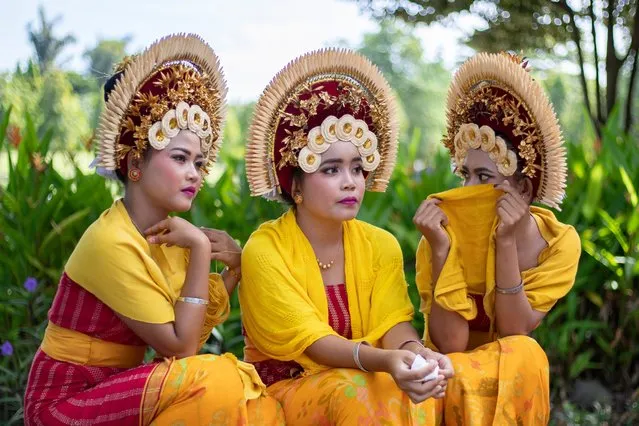 Dancers take part in a parade to mark the opening of the annual Bali Art Festival on a main road in Denpasar, Bali, Indonesia, 12 June 2022. The Bali Art Festival runs from 12 June to 10 July 2022 and features hundreds of performers. (Photo by Made Nagi/EPA/EFE)