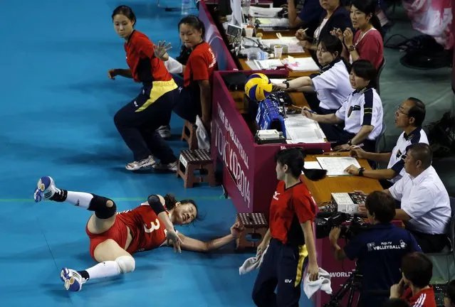 Yang Fangxu (bottom L) of China fails to receive the ball during their FIVB Women's Volleyball World Grand Prix 2014 final round match against Japan in Tokyo August 22, 2014. (Photo by Yuya Shino/Reuters)