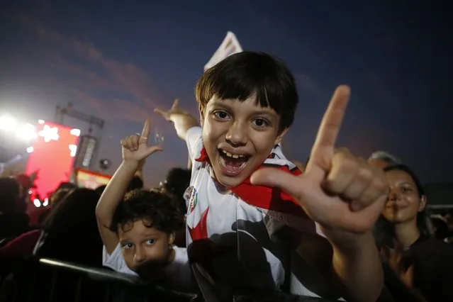 A youth makes an “L” during a campaign rally to support Brazil's former President Luiz Inacio Lula da Silva´s bid for reelection in Manaus, Brazil, Wednesday, August 31, 2022. (Photo by Edmar Barros/AP Photo)
