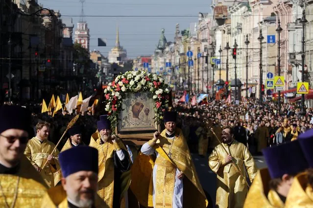 Orthodox believers participate in a procession in St. Petersburg, Russia, 12 September 2022. The procession marks the 298th anniversary of the transfer of the relics of St. Alexander Nevsky, who is considered to be a heavenly protector of St. Petersburg. (Photo by Anatoly Maltsev/EPA/EFE/Rex Features/Shutterstock)