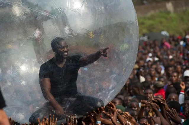 American-Senagalese hip-hop star Akon performs at a concert as part of “Peace One Day” celebrations on International Peace Day at the airport in Goma in the east of the Democratic Republic of the Congo on September 21, 2014. (Photo by Phil Moore/AFP Photo)
