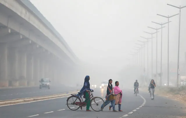 People cross the road in Delhi, India, November 7, 2017. (Photo by Saumya Khandelwal/Reuters)