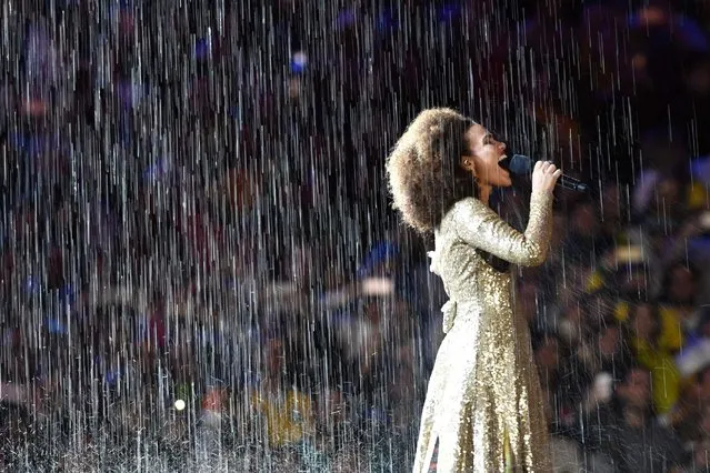 Brazilian singer Mariene De Castro performs during the closing ceremony, August 21, 2016. (Photo by Ed Jones/AFP Photo)