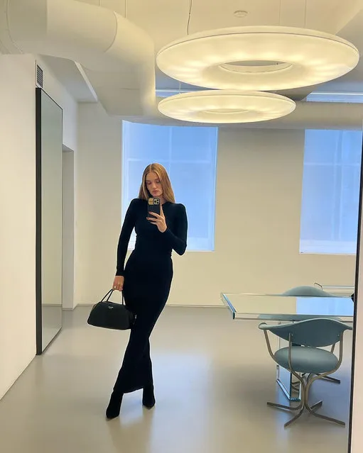 English model Rosie Huntington-Whiteley stuns in a new selfie in the second decade of October 2022. (Photo by rosiehw/Instagram)