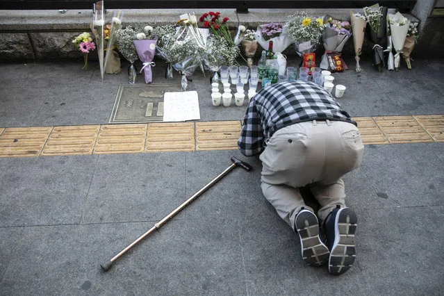 A man bows to pay tribute next to the accident site in Itaewon in Seoul, South Korea on October 30, 2022. (Photo by Jean Chung for The Washington Post)