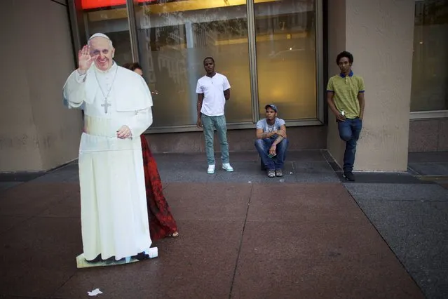 Christa Scalies, the co-creator of the Pop-Up Pope, can be seen behind a cardboard cut-out of Pope Francis as she walks through the city center in Philadelphia, Pennsylvania, September 16, 2015. (Photo by Mark Makela/Reuters)