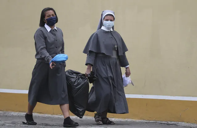 Nuns wearing masks to curb the spread of the new coronavirus, walk in the streets of Quito, Ecuador, Tuesday, Julio 14, 2020. (Foto by Dolores Ochoa/AP Photo)