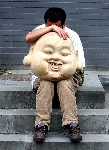 A street vendor in Xi'an rests on a stoop. (Photo by Mark Edelson/The Palm Beach Post)