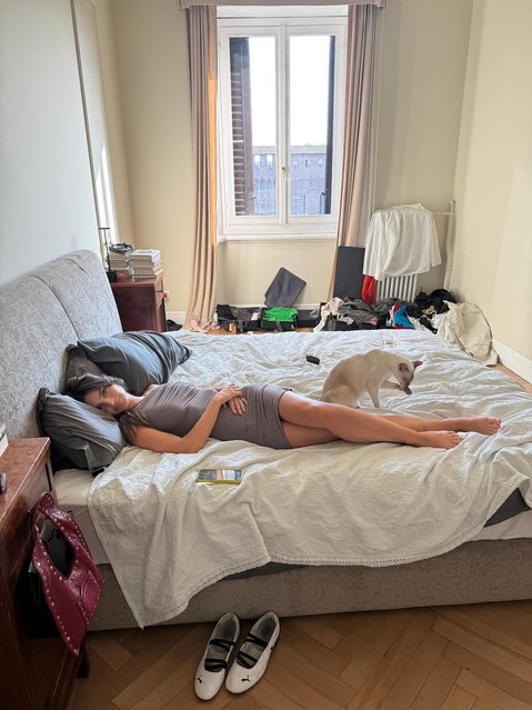 American model Emily Ratajkowski in the last decade of June 2025 has a lazy rot day in bed. (Photo by emrata/Instagram)