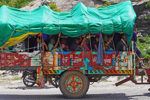 Villagers travel in a tractor trolley to attend an annual fair, in Ajmer on August 20, 2025. (Photo by Himanshu Sharma/AFP Photo)