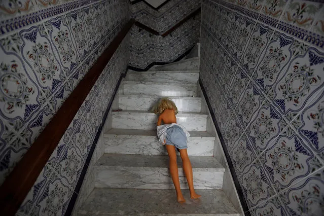 A doll lies on the stairs of a house in the white village of Setenil de las Bodegas, southern Spain September 13, 2016. (Photo by Marcelo del Pozo/Reuters)