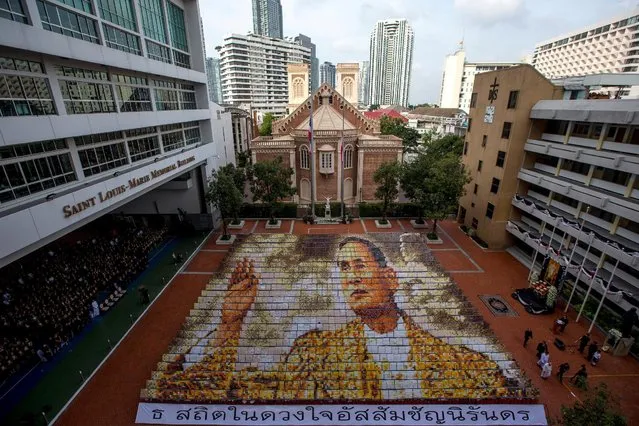 Some 1,250 students from the Assumption College hold cards to form an image of  Thailand's late King Bhumibol Adulyadej, in his honour, in Bangkok, Thailand, October 28, 2016. (Photo by Athit Perawongmetha/Reuters)