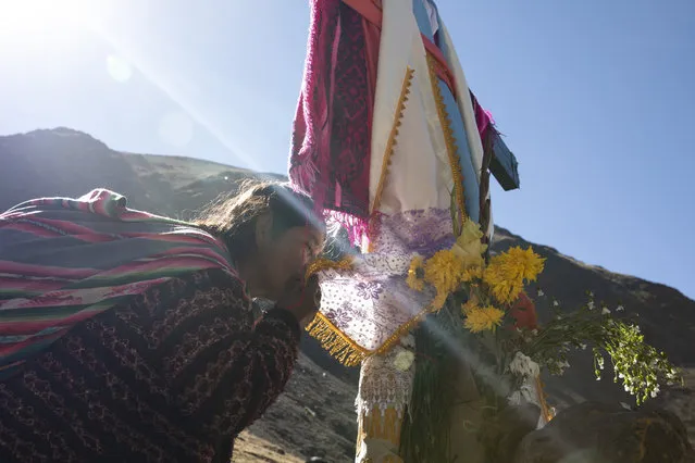 Pilgrims pray at a marker along the route to the annual Qoyllur Rit'i festival on May 27, 2018 in Ocongate, Peru. (Photo by Dan Kitwood/Getty Images)