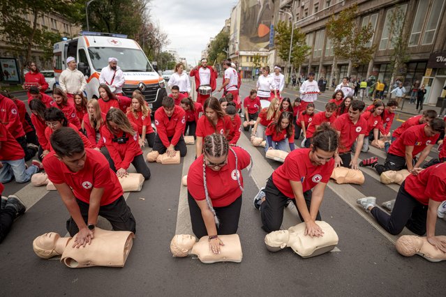 Romanian Red Cross volunteers perform resuscitation on mannequins during a flash mob to mark the World Restart a Heart Day in Bucharest, Romania, Wednesday, October 16, 2024. (Photo by Andreea Alexandru/AP Photo)