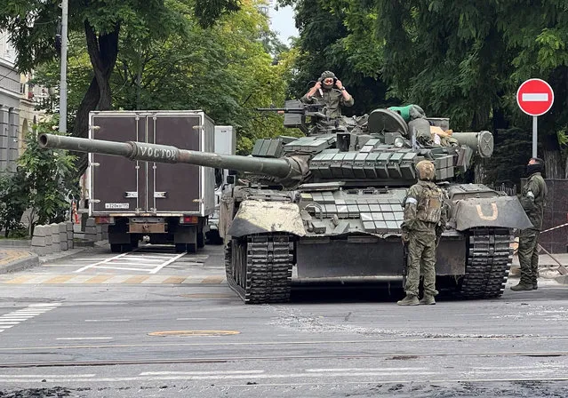 Fighters of Wagner private mercenary group are seen in a street near the headquarters of the Southern Military District in the city of Rostov-on-Don, Russia on June 24, 2023. (Photo by Reuters/Stringer)