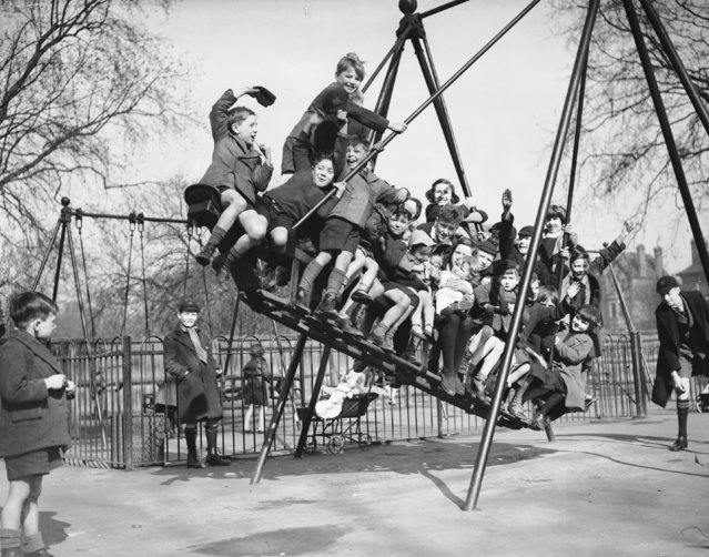 Children crowded onto a swing enjoy the first day of spring in Kennington park, London March 21, 1936. (Photo by Fox Photos/Getty Images)