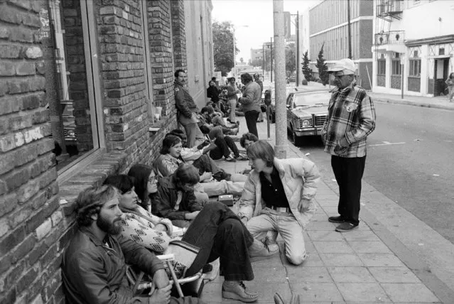 People maintain their places in line awaiting the midnight premiere of  “The Empire Strikes Back”, the sequel to “Star Wars”, May 21, 1980. Some of the fans expected to be in line as long as 36 hours in order to be among the first in the nation to view the new movie. (Photo by Nick Ut/AP Photo)
