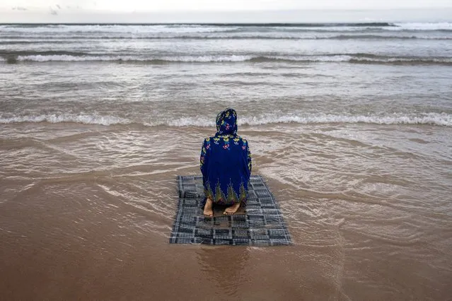 A Muslim worshipper belonging to the Mouride Brotherhood prays in the sea during the “prayer preformed at sea” ceremony in Dakar on September 21, 2023. Followers of the Muslim Mouride brotherhood in Senegal gather for a ceremony celebrating the prayer that the founder of the brotherhood, Cheikh Amadou Bamba preformed at sea when exiled to Gabon by the French. (Photo by John Wessels/AFP Photo)