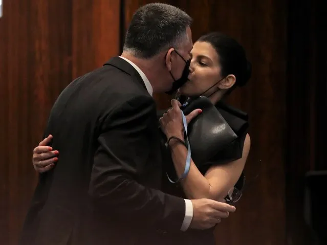 Israeli politician Gideon Saar of the New Hope party kisses his wife Geula Even-Saar during a Knesset session in Jerusalem Sunday, June 13, 2021. Naftali Bennett is expected later Sunday to be sworn in as the country's new prime minister, ending Prime Minister Benjamin Netanyahu's 12-year rule. (Photo by Ariel Schalit/AP Photo)