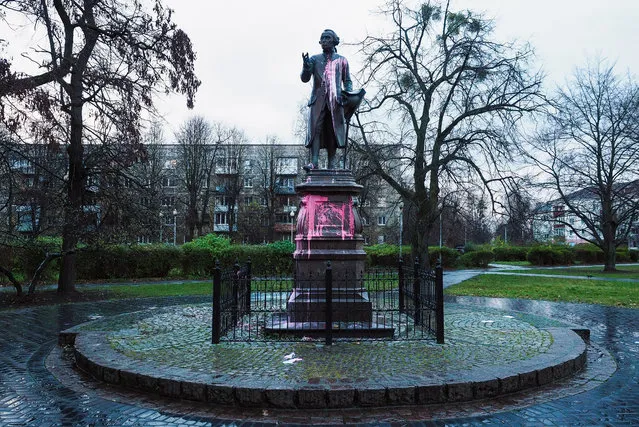 A statue of German philosopher Immanuel Kant splattered with paint, near one of the buildings of Immanuel Kant Baltic Federal University in the city of Kaliningrad (formerly known as Konigsberg), Russia on November 27, 2018. (Photo by Vitaly Nevar/TASS)
