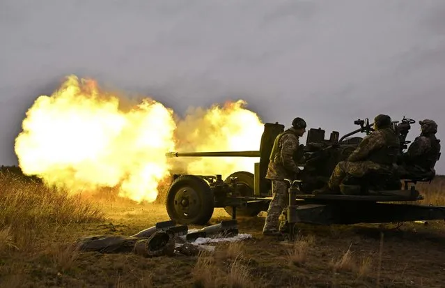 Ukrainian servicemen fire an artillery during an anti drone drill in Chernigiv region on November 11, 2023. (Photo by Sergei Supinsky/AFP Photo)