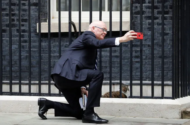 Chris Seed, New Zealand's Chief Executive and Secretary of Foreign Affairs and Trade, takes a selfie with Larry the cat outside Downing Street in London, Britain, July 13, 2021. (Photo by Peter Nicholls/Reuters)