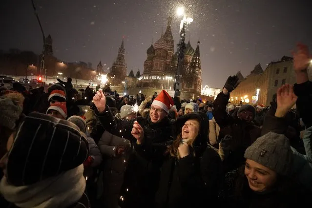 People gather outside Red Square and the Kremlin for the New Year celebrations in downtown Moscow late on December 31, 2023. (Photo by Tatyana Makeyeva/AFP Photo)
