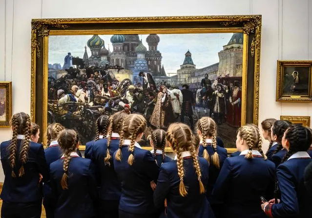 Schoolgirls look at “The Morning of the Streltsy Execution” by Russian painter Vasily Surikov exhibited at The State Tretyakov Gallery in Moscow on February 26, 2019. (Photo by Mladen Antonov/AFP Photo)
