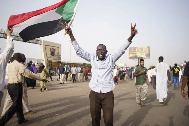 Demonstrators take part in a protest demanding the departure of Sudanese President Omar al-Bashir as they wait for an announcement outside the Sudanese Army headquarters in Khartoum, Sudan, 11 April 2019. According to media reports, Omar al-Bashir was expected to step down from the presidency following a four month uprising, held by citizens calling for his resignation. (Photo by EPA/EFE/Stringer)