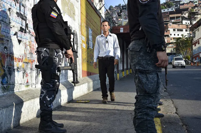 Members of Venezuela's Special Action Forces (FAES) stand at a checkpoint during a security operation in the municipality of El Valle, in Caracas, on April 1, 2019. (Photo by Yuri Cortez/AFP Photo)