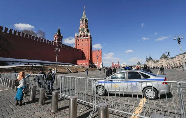 Police officers guard the Red Square amid tighten security measures in the wake of a terrorist attack at the Crocus City Hall concert venue, in Moscow, Russia, 27 March 2024. (Photo by Yuri Kochetkov/EPA/EFE)