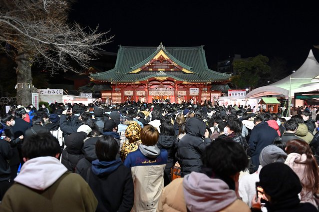 People visit Kanda Myojin Shrine to offer New Year prayers in Tokyo on January 1, 2022. (Photo by Kazuhiro Nogi/AFP Photo)