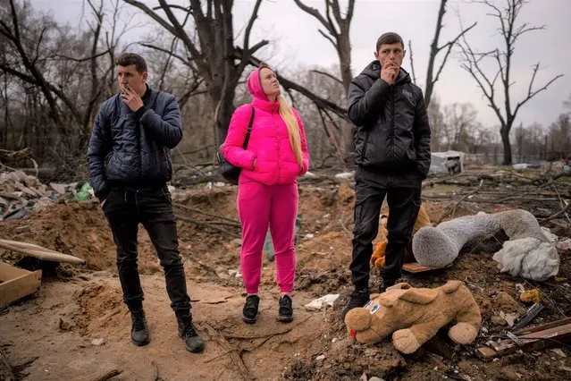 Residents look at their houses destroyed by a Russian bomb in Chernihiv on Friday, April 22, 2022. (Photo by Emilio Morenatti/AP Photo)