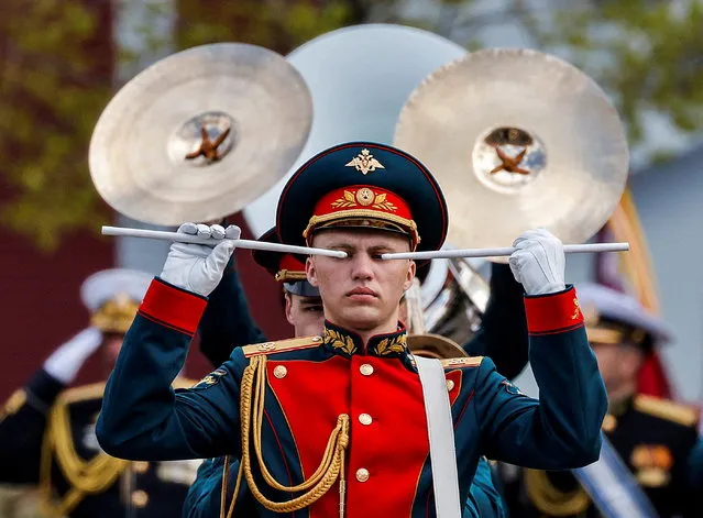 Members of a Russian military band perform during a parade on Victory Day, which marks the 77th anniversary of the victory over Nazi Germany in World War Two, in Red Square in central Moscow, Russia on May 9, 2022. (Photo by Maxim Shemetov/Reuters)