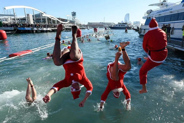 Participants in a Santa Claus costume jump into the water during the 110th edition of the “Copa Nadal” (Christmas Cup) swimming competition in Barcelona's Port Vell on December 25, 2019. The traditional 200-meter Christmas swimming race gathered more than 300 participants on Barcelona's old harbour. The traditional 200-meter Christmas swimming race gathered more than 300 participants on Barcelona's old harbour. (Photo by Josep Lago/AFP Photo)