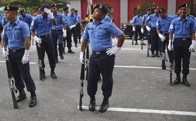 Malaysian policemen participate in a dress rehearsal for the upcoming Independence Day celebrations in Kuala Lumpur August 28, 2014. (Photo by Olivia Harris/Reuters)