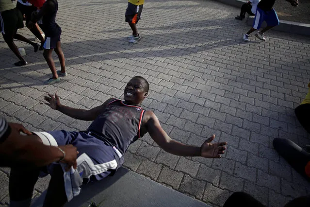 A man does crunches at a public park in Port-au-Prince, Haiti, July 28, 2016. (Photo by Andres Martinez Casares/Reuters)