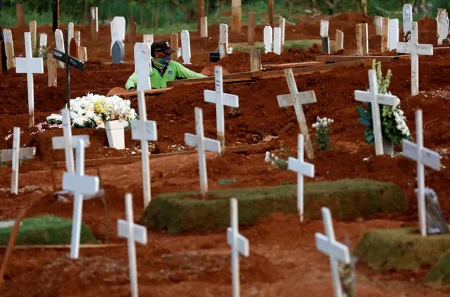 A municipality worker prepares a new grave at a cemetery complex provided by the government for coronavirus disease (COVID-19) victims in Jakarta, Indonesia April, 22, 2020. (Photo by Willy Kurniawan/Reuters)