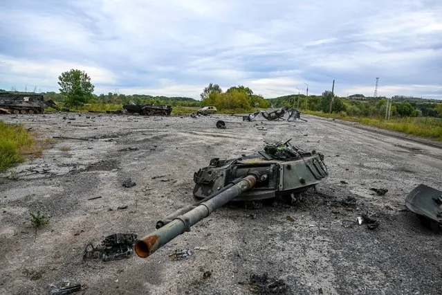 This photograph taken in Balakliya, Kharkiv region, on September 10, 2022 shows a destroyed military tank. Ukrainian forces said September 10, 2022 they had entered the town of Kupiansk in eastern Ukraine, dislodging Russian troops from a key logistics hub in a lightning counter-offensive that has seen swathes of territory recaptured. (Photo by Juan Barreto/AFP Photo)