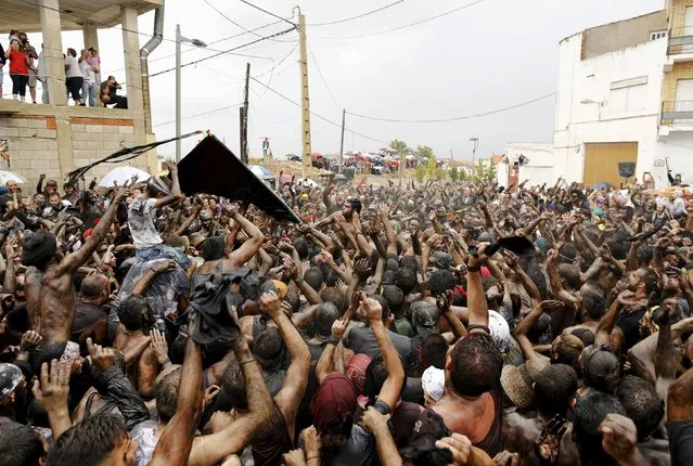 Revellers covered in grease take part in the annual Cascamorras festival in Baza, southern Spain September 6, 2015. (Photo by Marcelo del Pozo/Reuters)