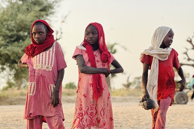 Displaced Sudanese girls, who fled the Zamzam camp, look on as they gather near the town of Tawila in North Darfur on February 14, 2025. Last week, shelling and gunfire shook the streets as the Rapid Support Forces, at war with the army for nearly two years, stormed the famine-stricken camp in the Darfur region, turning the site into a “killing field”. (Photo by AFP Photo/Stringer)