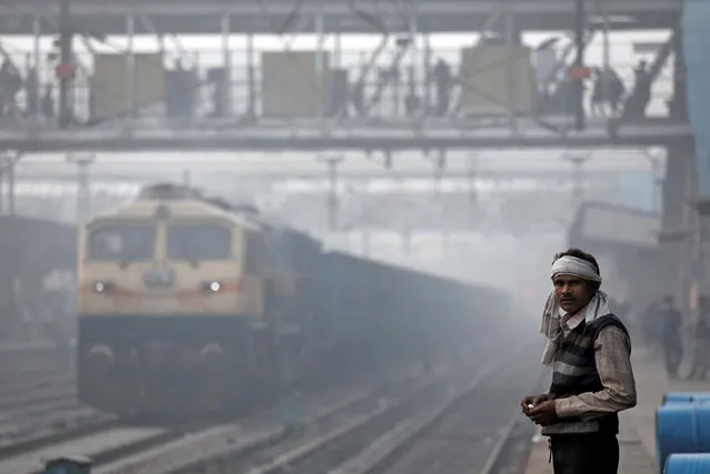 A man stands on railway platform on a smoggy morning in New Delhi, India, November 10, 2017. (Photo by Saumya Khandelwal/Reuters)